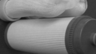 采用普通304不銹鋼甚至201不銹鋼材質（亮光，檔次不高）；塑膠件多采用普通PVC或PE材料。